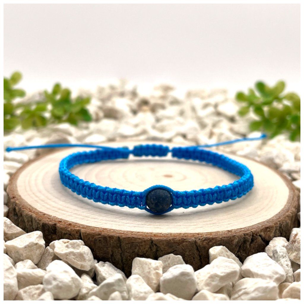 macramé náramek s lapis lazuli