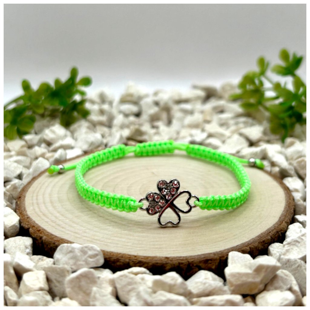Macramé náramek – Stříbrný čtyřlístek