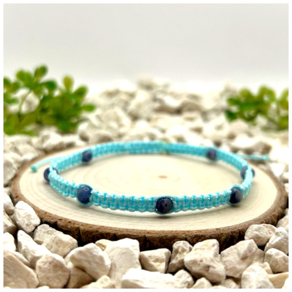 Macramé náramek se sodalitem – kámen harmonie a intuice